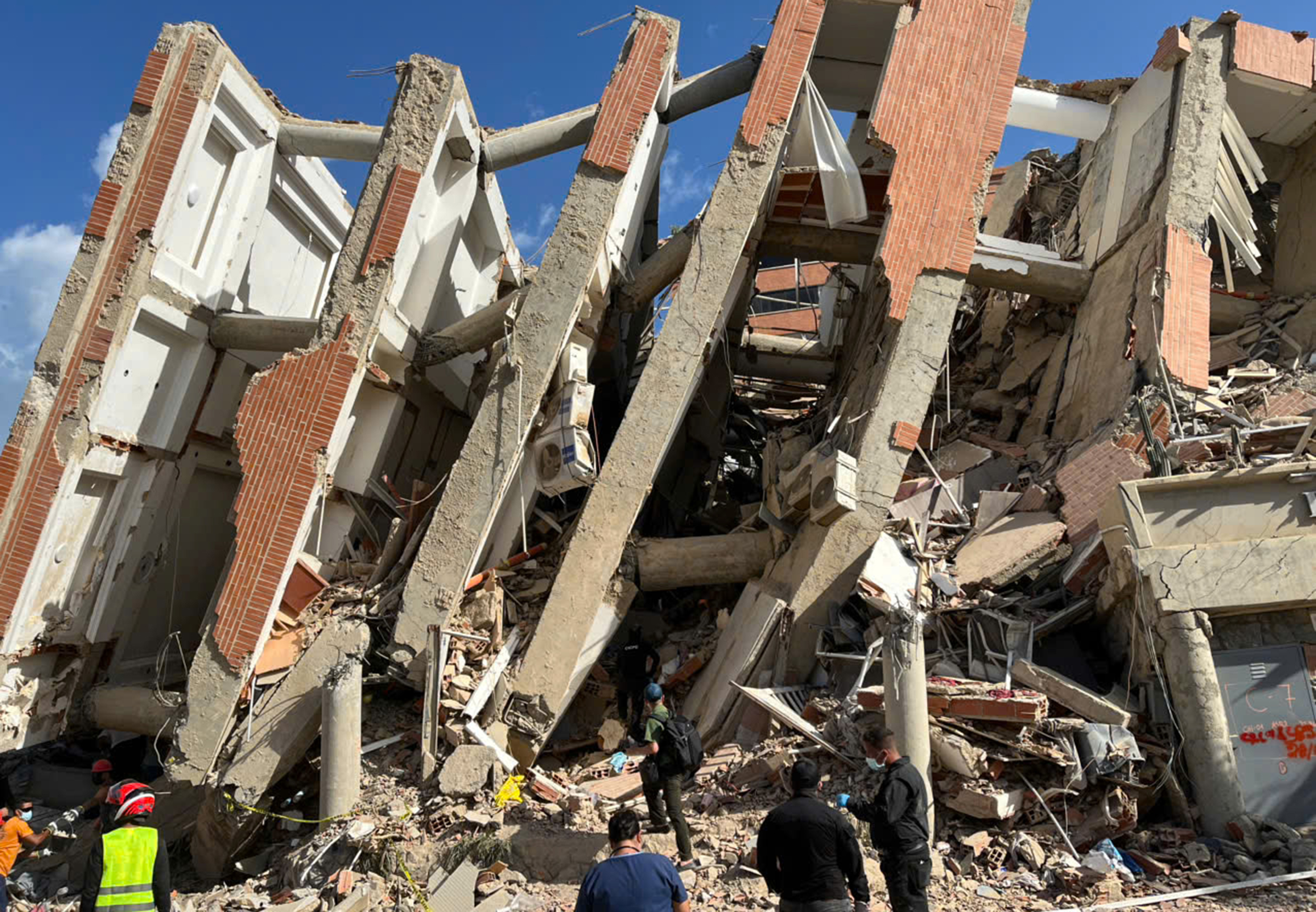Vietnamese rescue team splits into five groups to search for earthquake victims