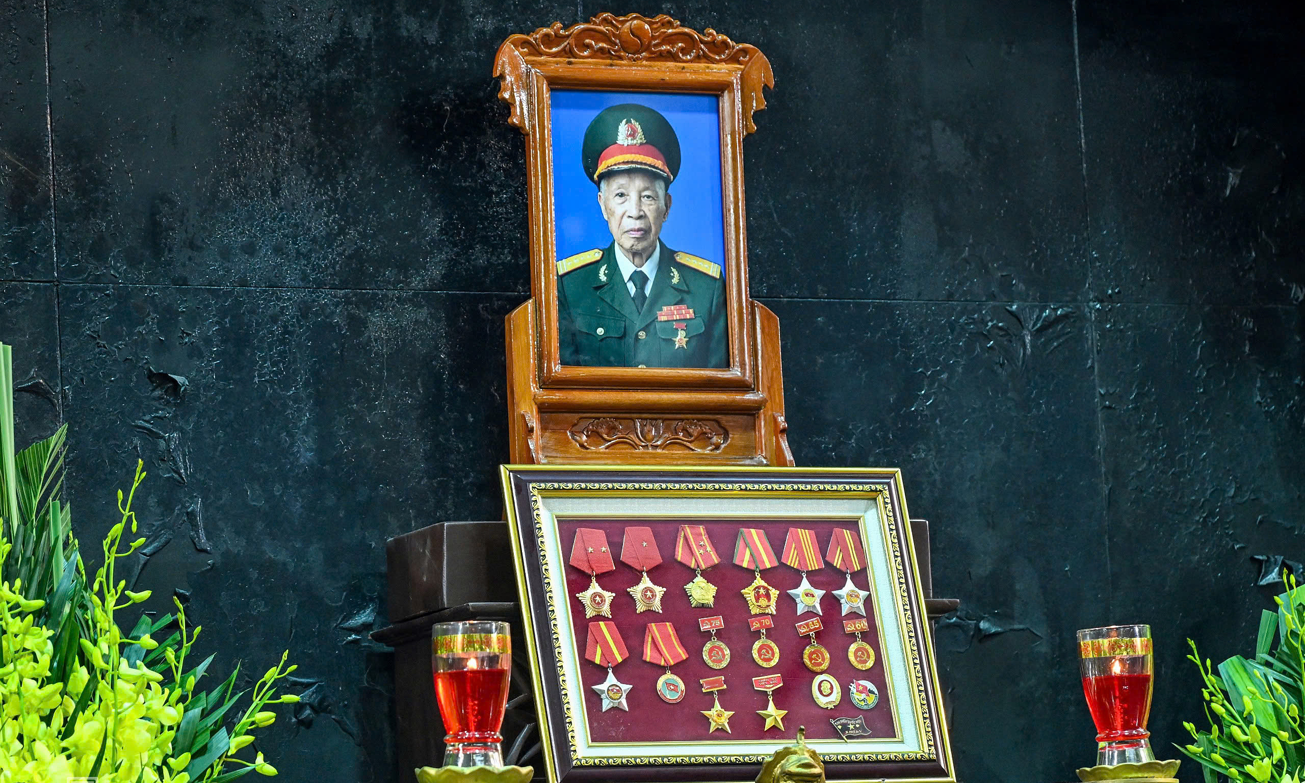 Family, comrades bid farewell to hero La Van Cau