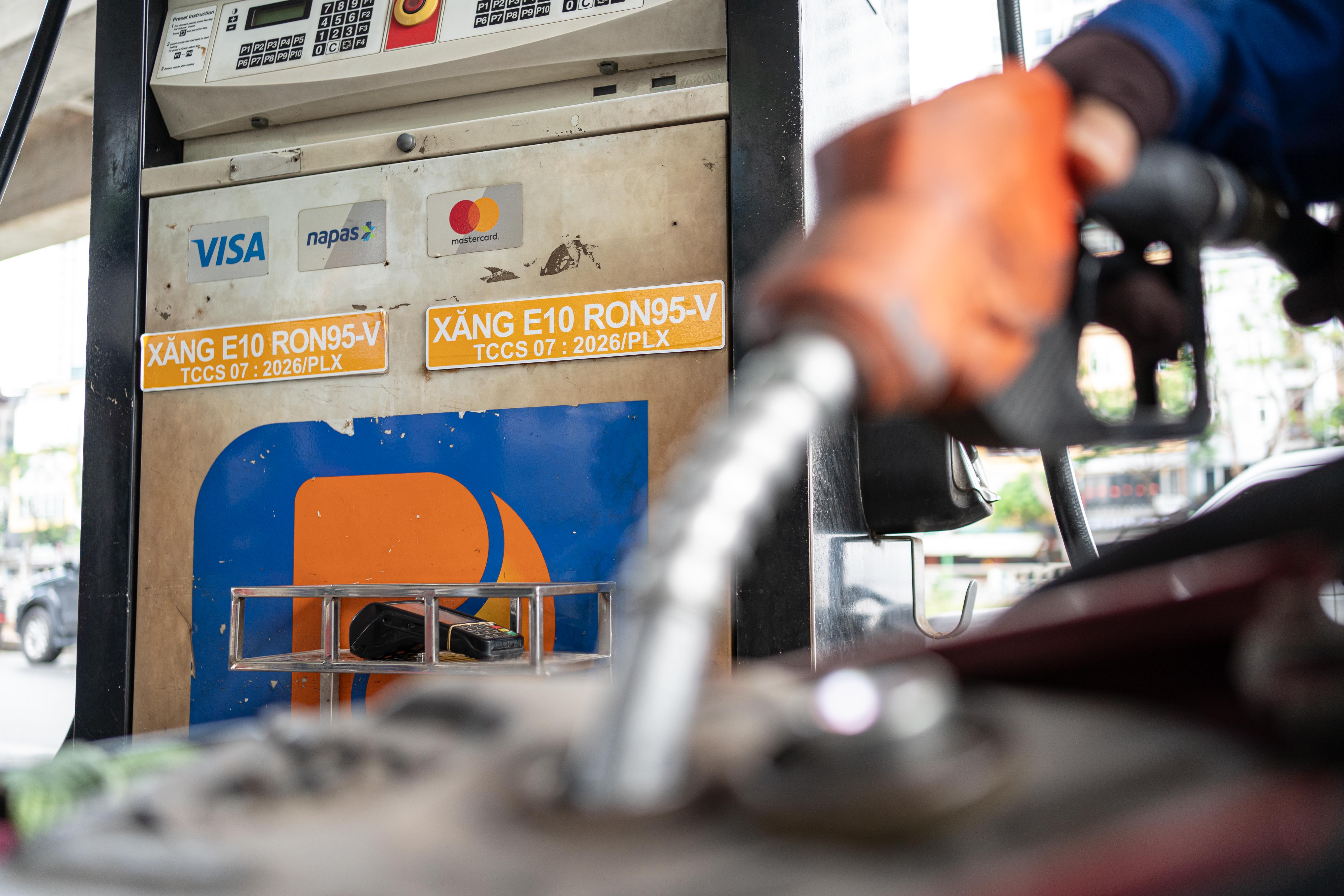 Gasoline prices rise, oil remains unchanged