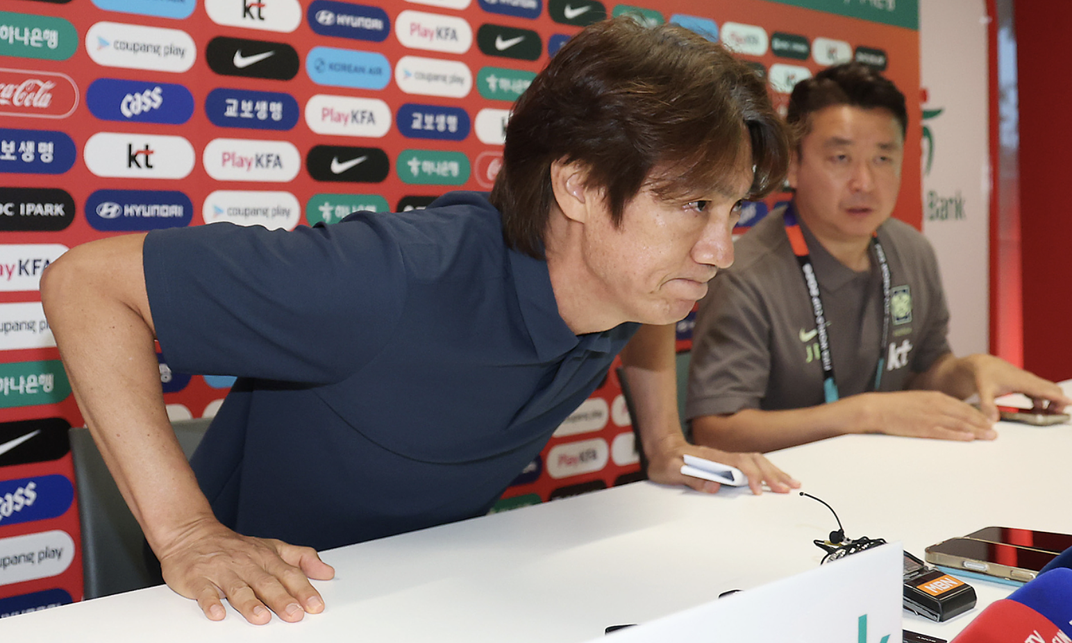 185 police officers protect South Korea's national team coach upon return