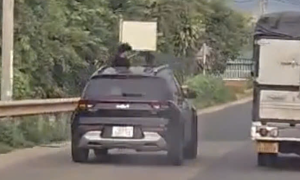 Driver fined nearly 6 million dong for letting child lean out of sunroof