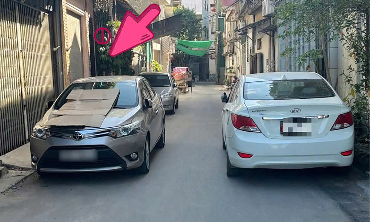 Homeowner fined 2,5 million VND for parking in front of house, obstructing narrow alley