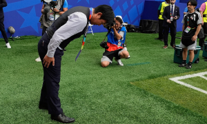 Japan's coach bows in gratitude to fans at World Cup 2026