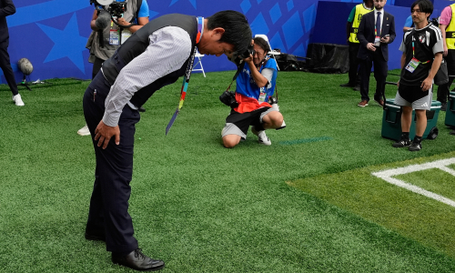 Japan's coach bows in gratitude to fans at World Cup 2026