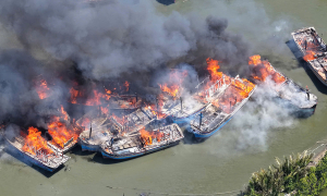 16 boats catch fire on Thi Nai lagoon; incense or electrical fault suspected