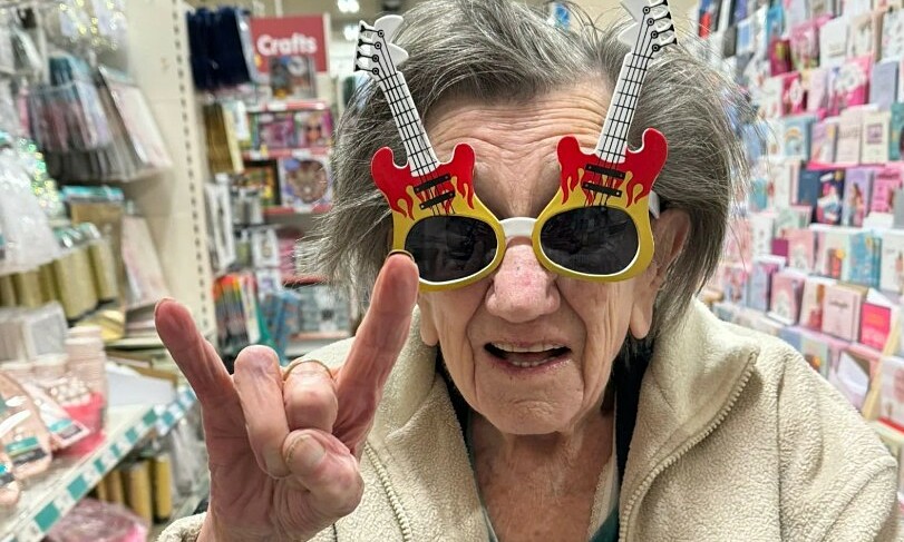 100-year-old woman smokes 40 cigarettes daily