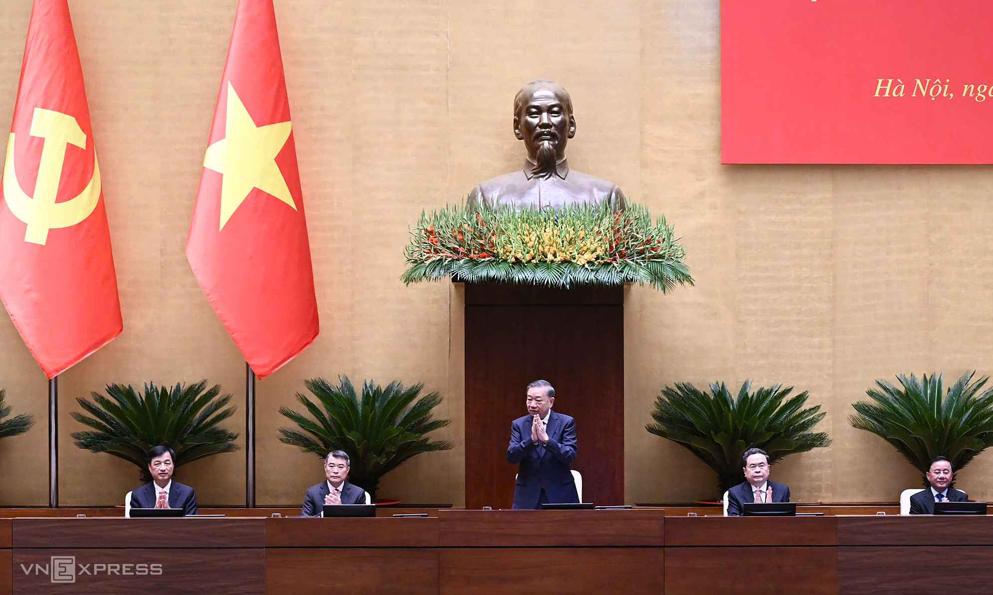 Politburo urges swift completion of salary reform project