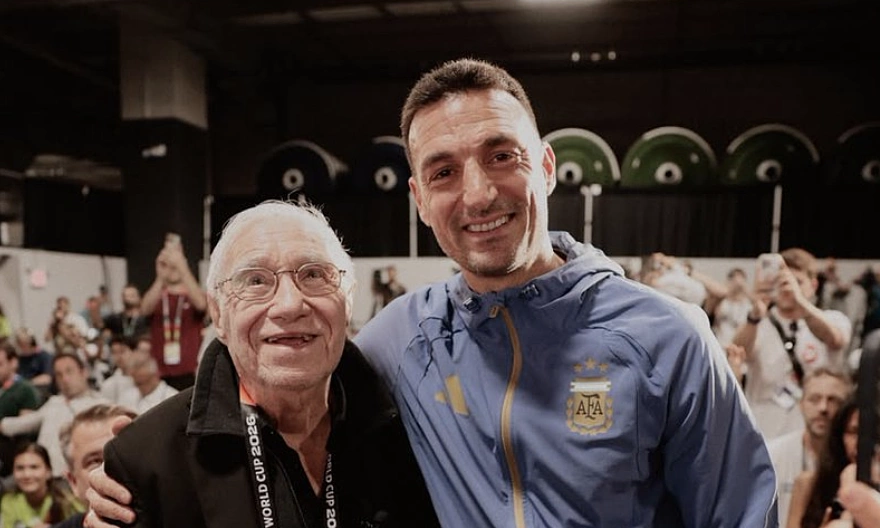 91-year-old journalist prompts Argentina coach to break tradition