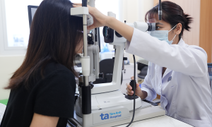 Can 502 glue cause blindness if it gets into the eye?