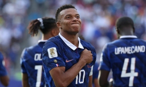 Mbappe not aiming for scoring race with Messi