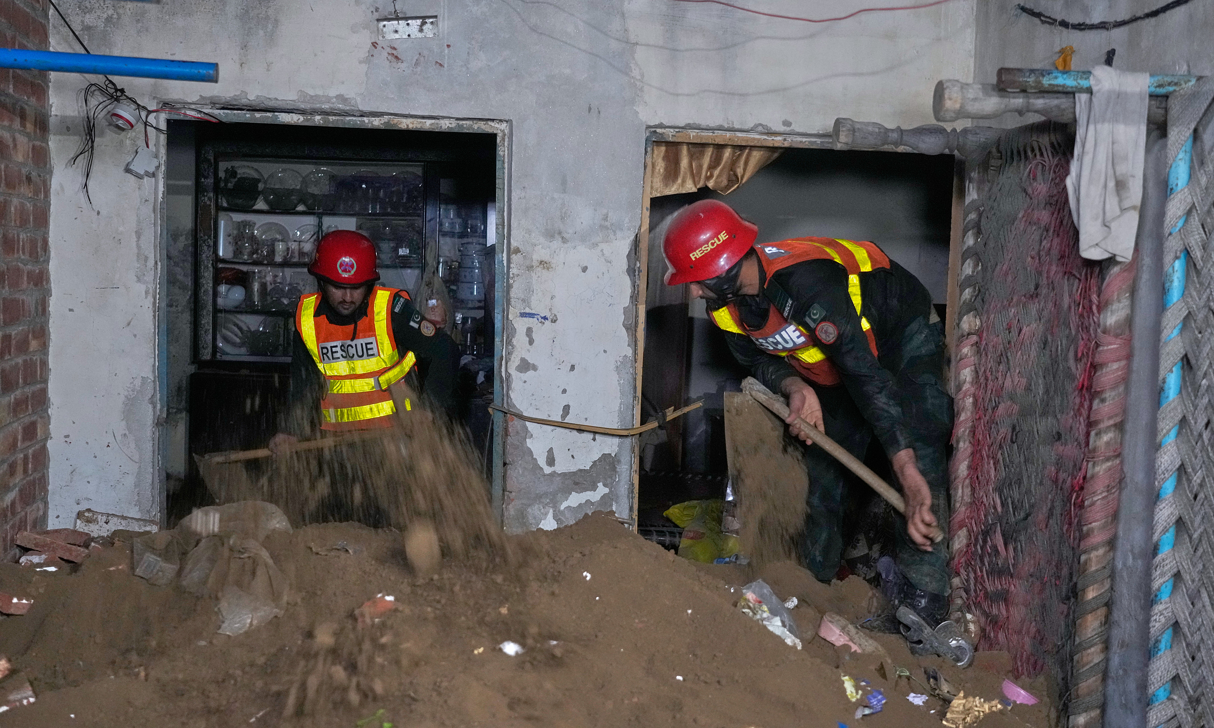 Tutoring center roof collapses, 14 students dead
