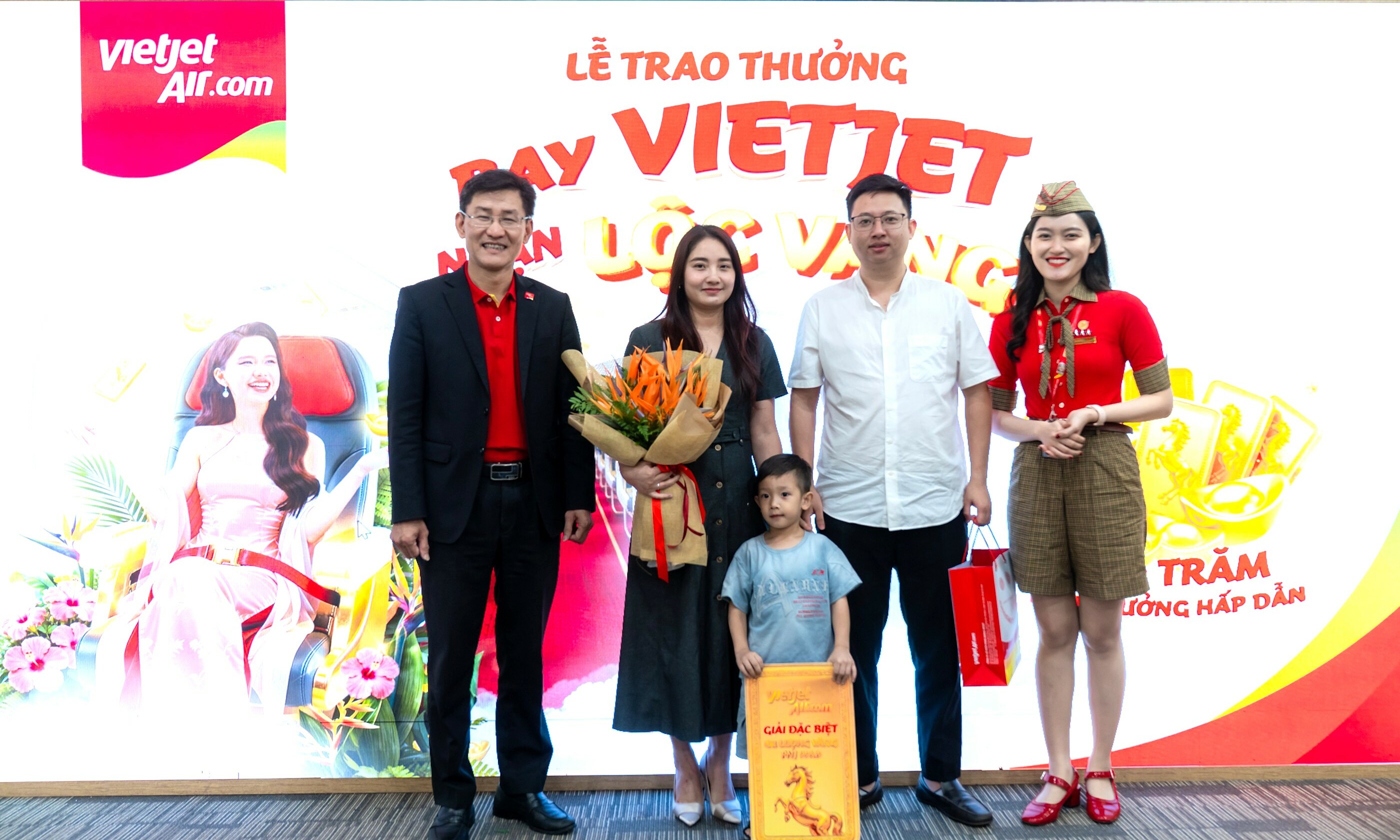 Vietjet awards one tael of gold to lucky passenger