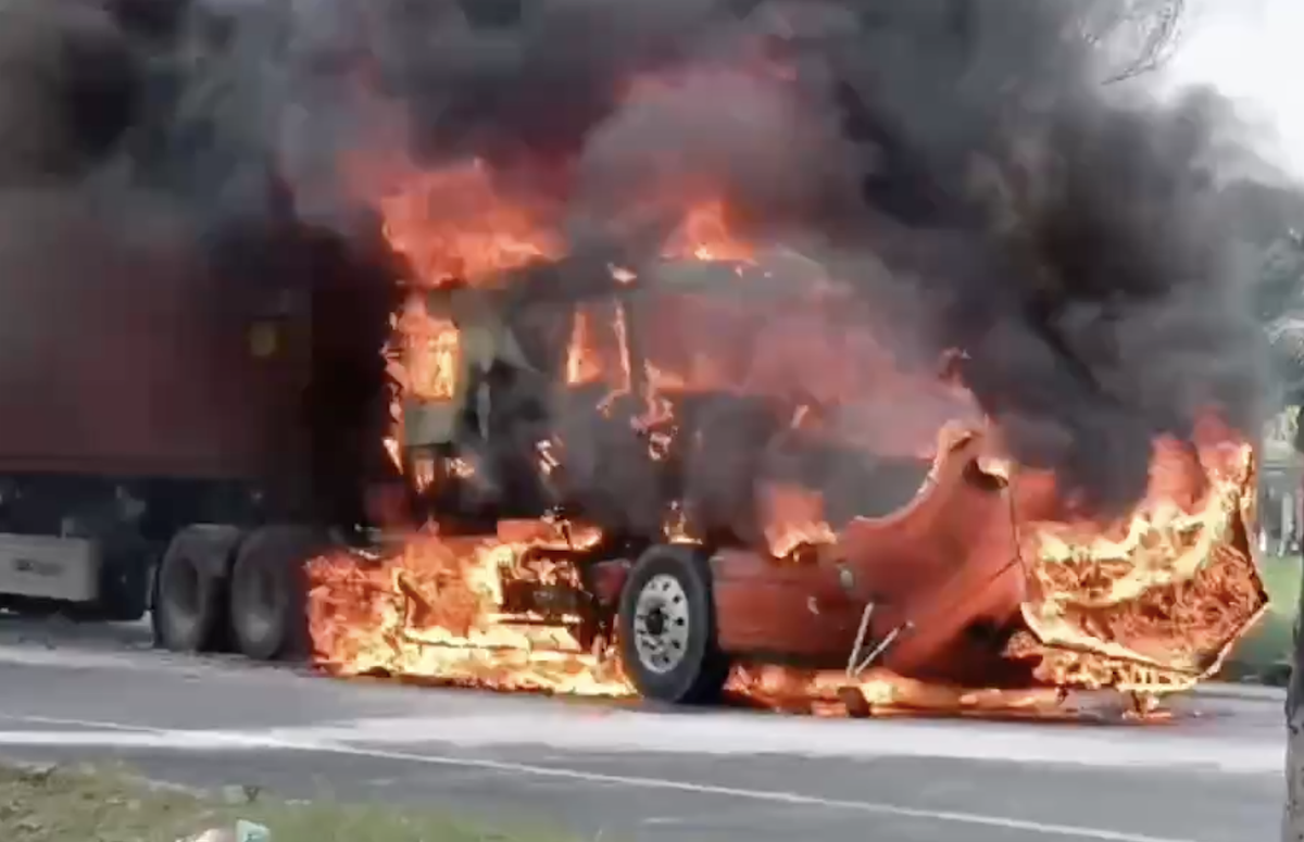 Tractor-trailer burns completely at TP HCM gateway