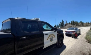 Driver uses generator to charge dead electric car on mountain