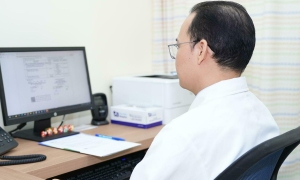 Ovarian tumor compresses woman's stomach, ureter