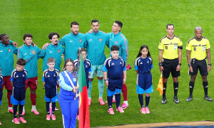 Why does Ronaldo lean during the national anthem ceremony?