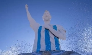 The process of erecting the 26-meter Messi statue