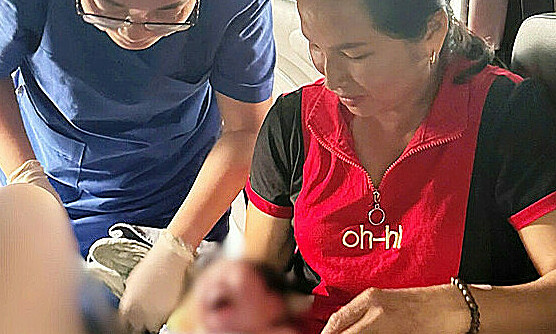 Woman gives birth to baby in car en route to hospital