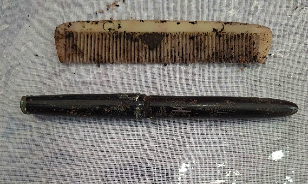 Artifacts found in anonymous martyrs' graves