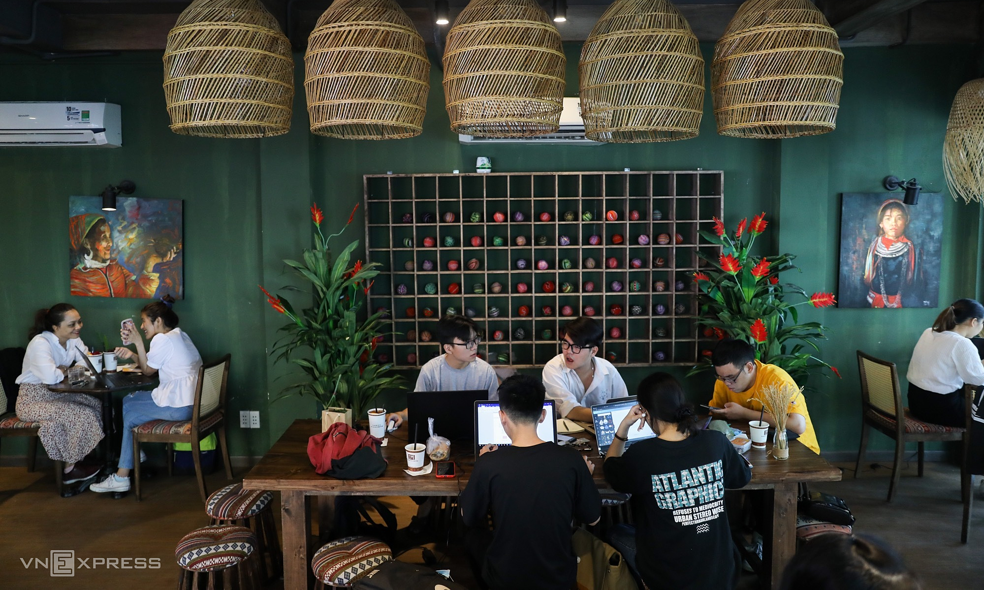 How countries collect music royalties from cafes and restaurants differs from Vietnam