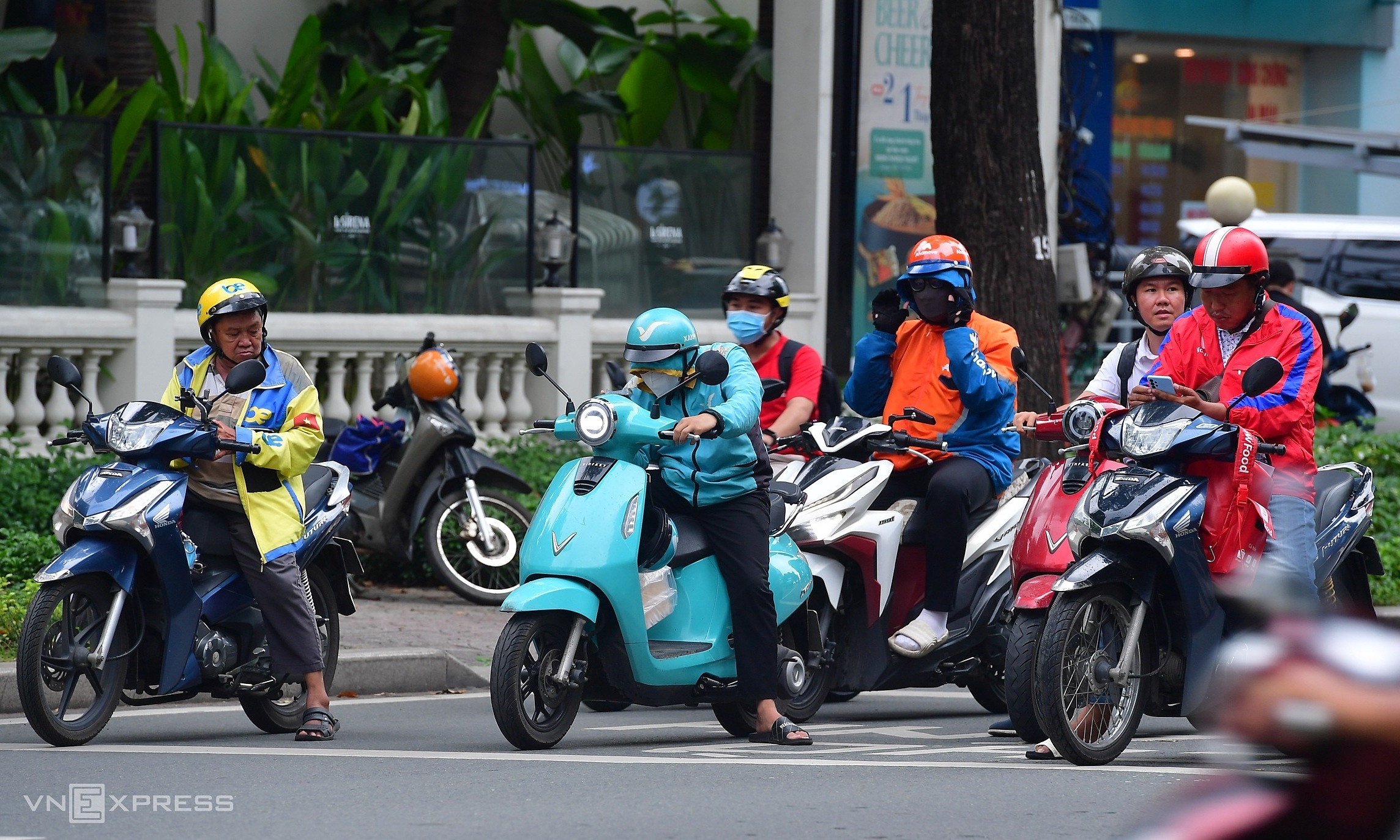 Ho Chi Minh City continues to propose mandatory social insurance for ride-hailing drivers