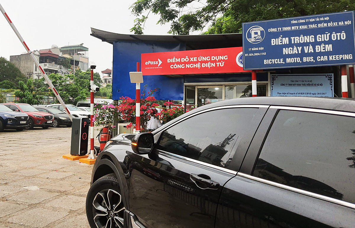 All car parking lots in Hanoi to implement electronic toll collection from July