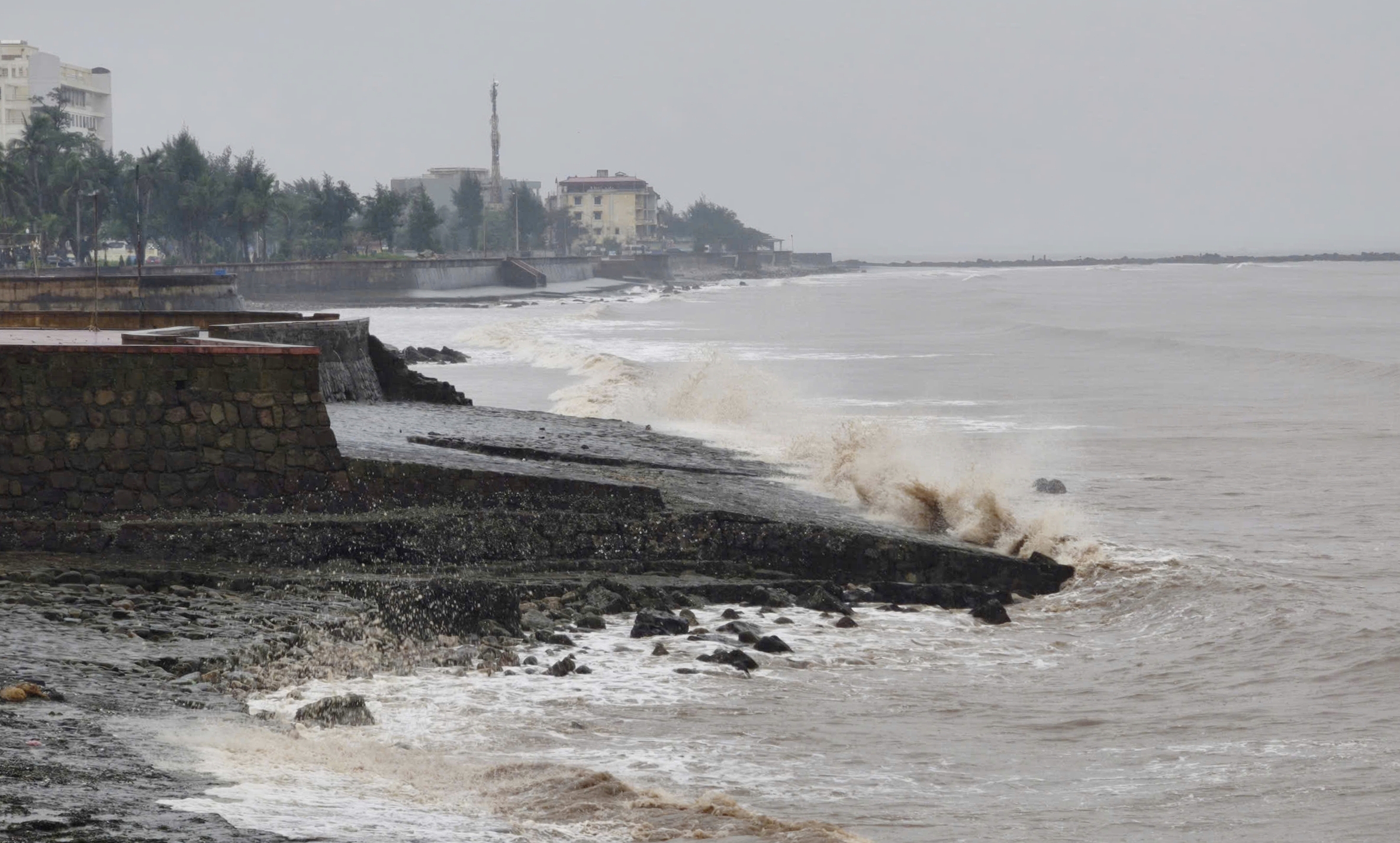 Typhoon Maysak passes through Bach Long Vy waters