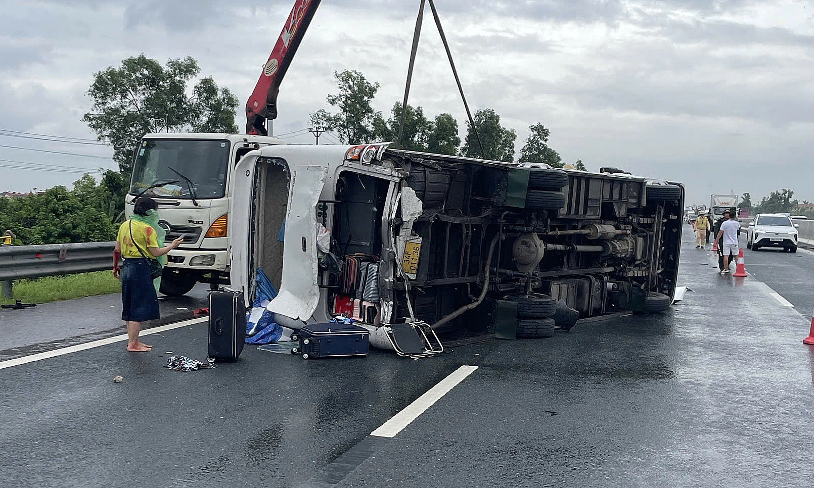 Two cars collide on Hanoi - Hai Phong expressway, 4 injured