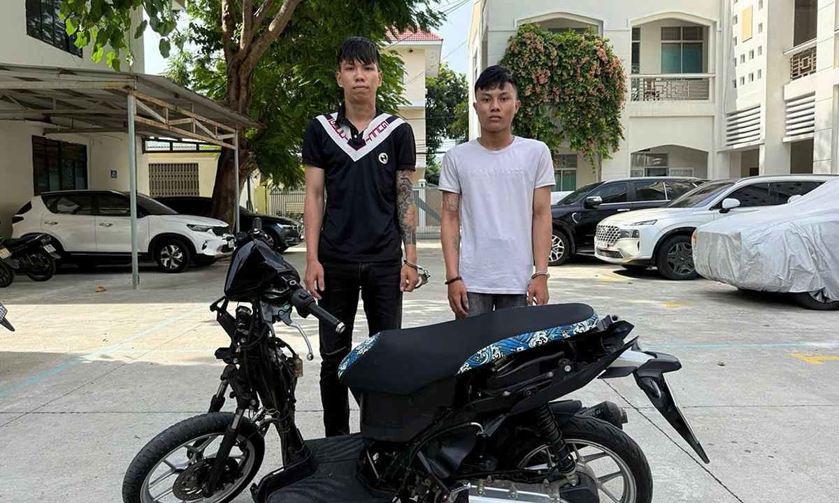 Two vagrants specializing in 'rummaging through' roadside cars in Da Nang