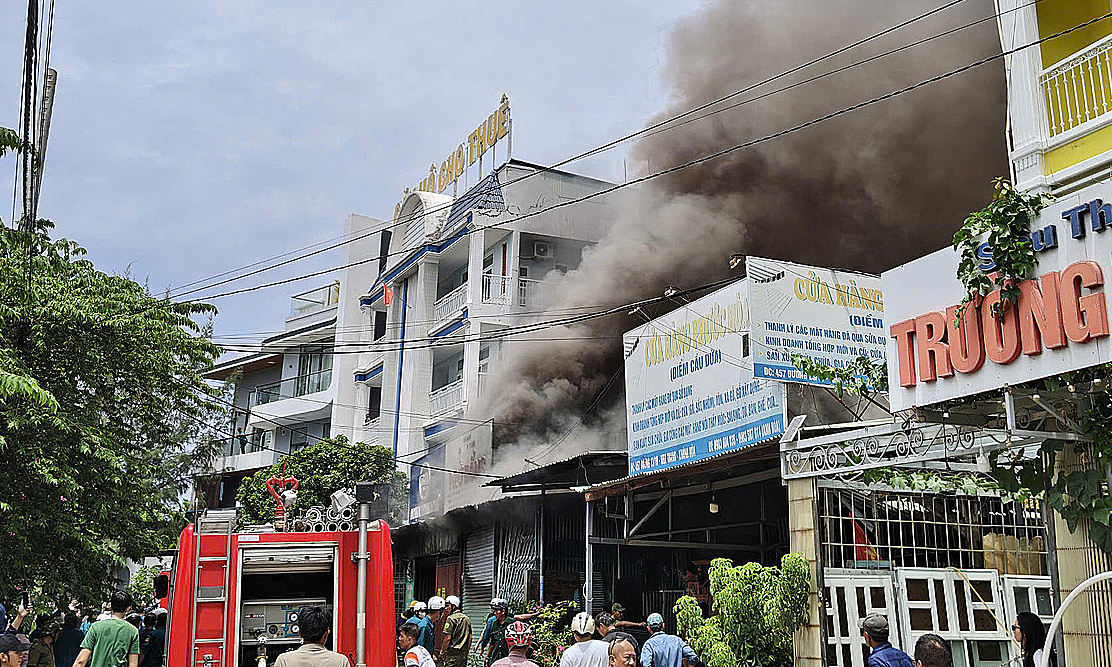 Plastic warehouse in residential area in Nha Trang ablaze