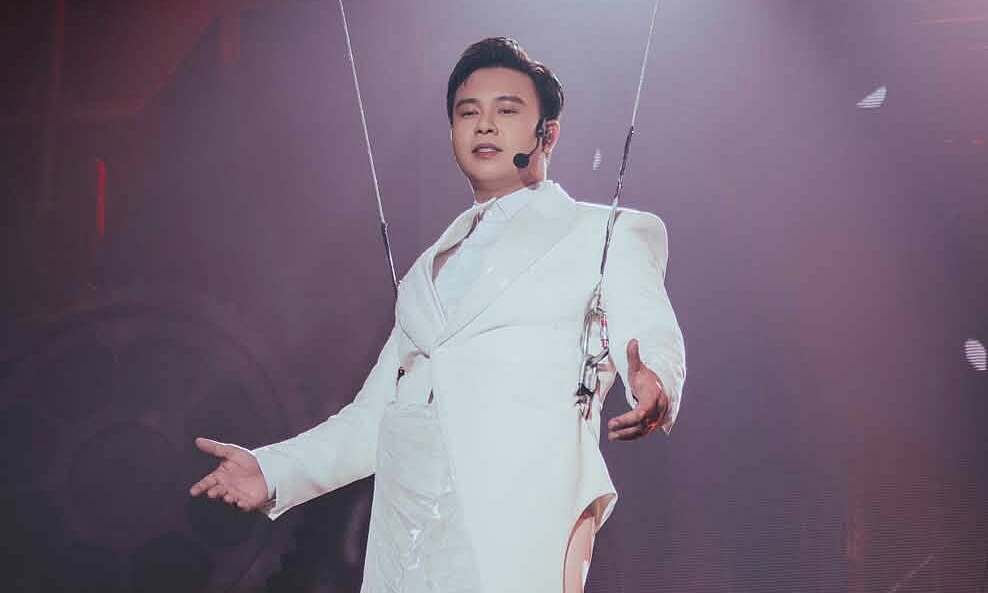Dong Hung performs aerial stunt on stage