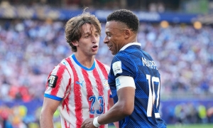 Deschamps sends 'bodyguards' to prevent Paraguay players from taking down Mbappe