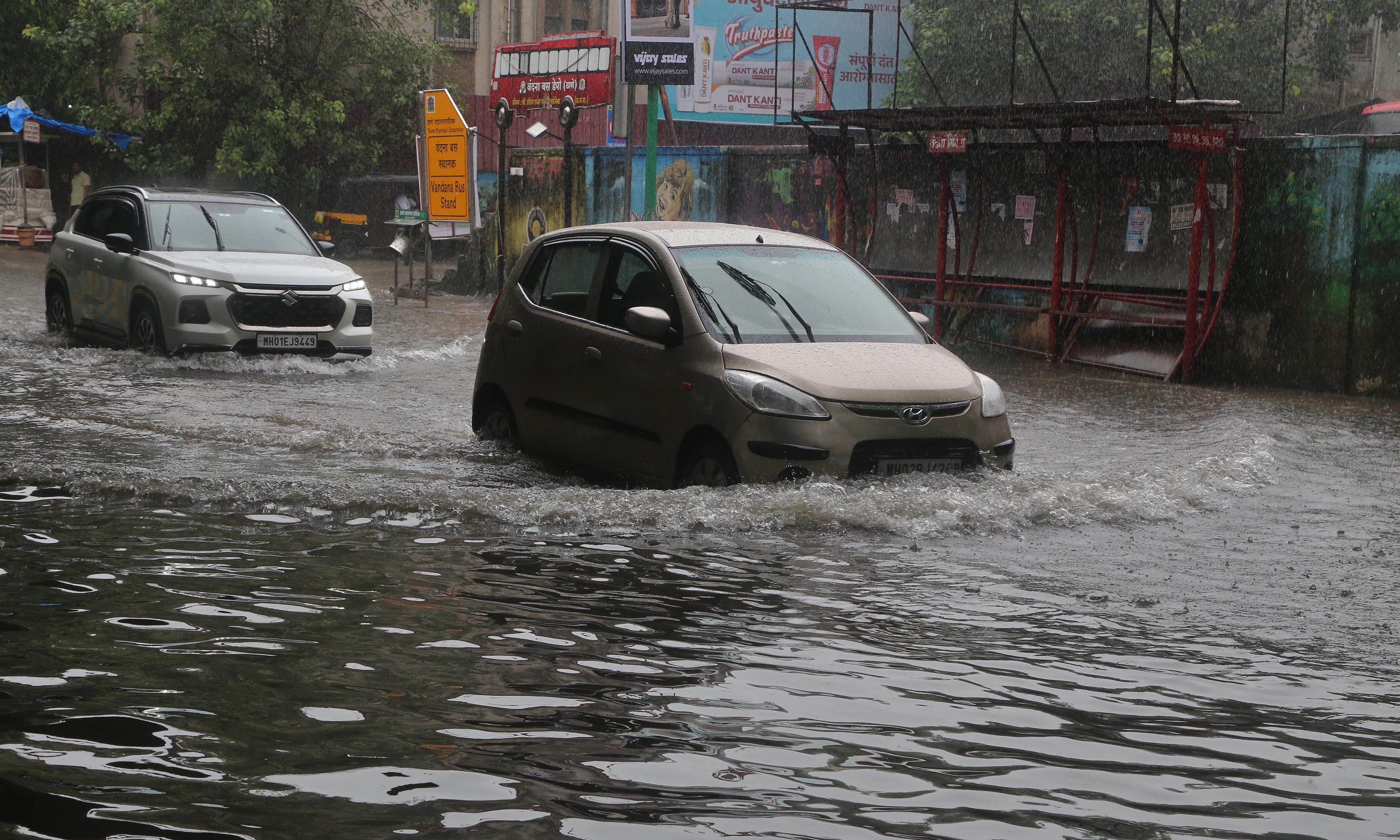 Mumbai streets paralyzed by floods