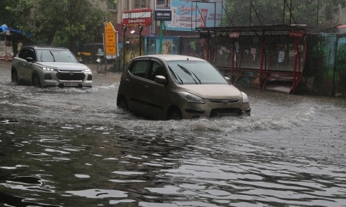 Mumbai streets paralyzed by floods