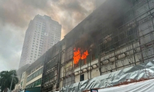 Fire at vacant electronics superstore in Hanoi
