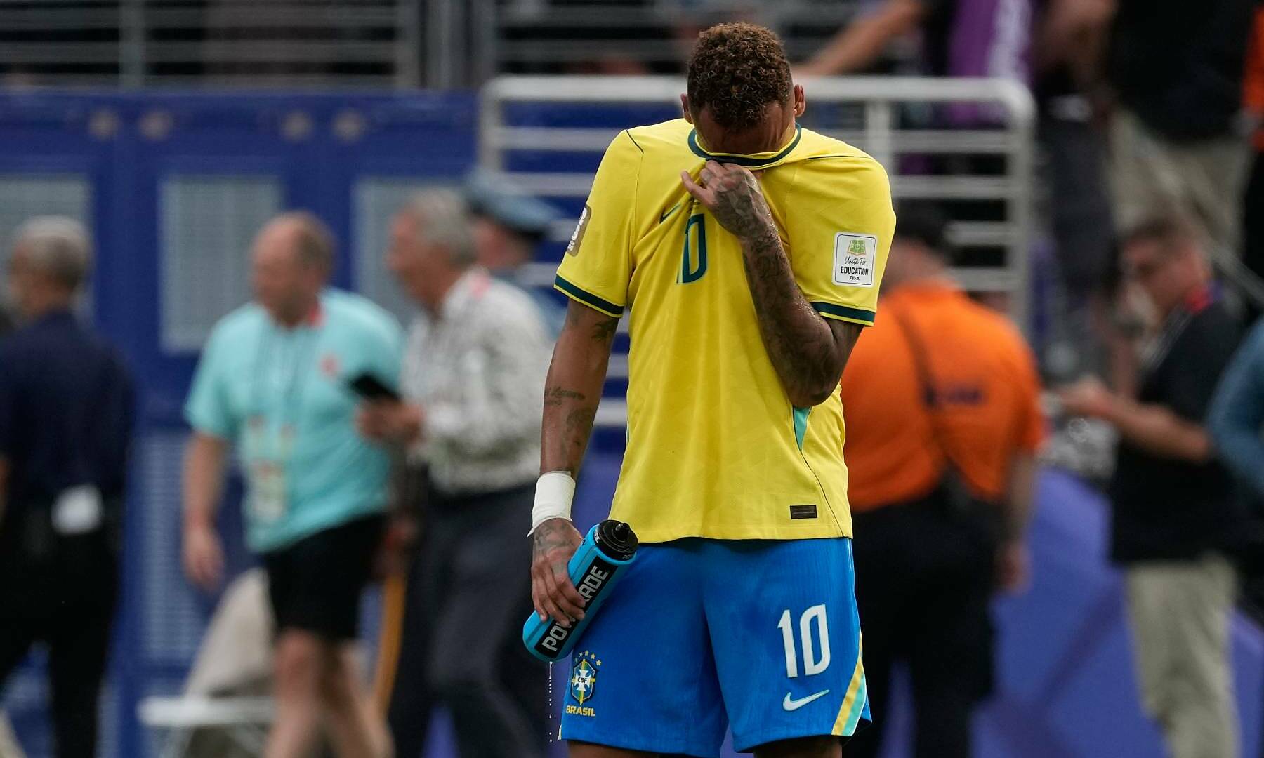 Neymar cries after equaling Pele's record