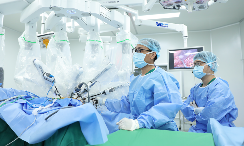 Robot performs surgery to remove rectal cancer tumor