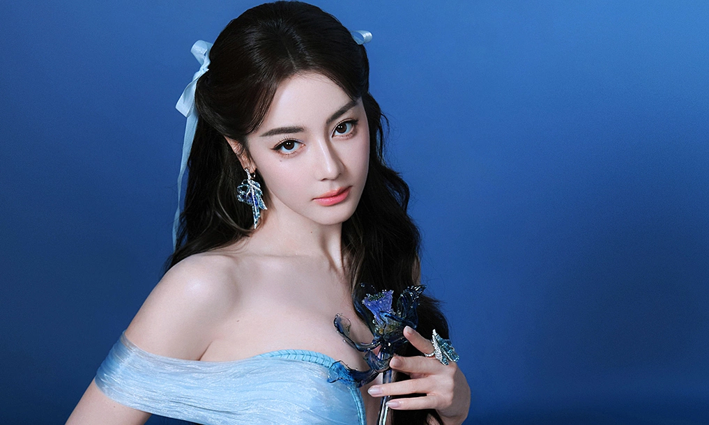 Dilraba Dilmurat covers up due to revealing attire