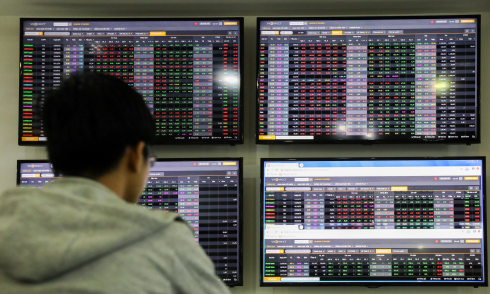 VN-Index records sharpest drop in a month