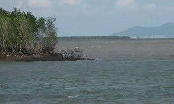 Patrol boat capsizes on Soai Rap River, one waterway traffic police officer missing