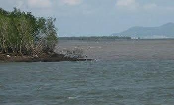 Patrol boat capsizes on Soai Rap River, one waterway traffic police officer missing