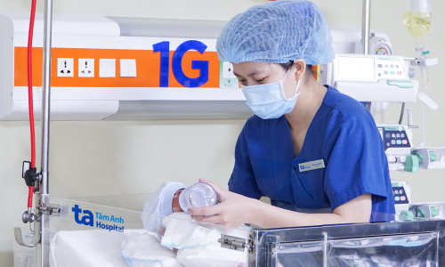Premature baby weighing 1,5 kg suffers septic shock due to intestinal adhesion