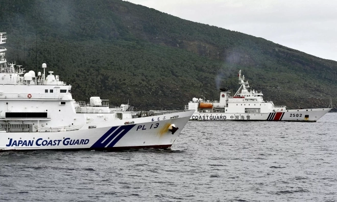 Japanese, Chinese vessels clash near disputed island group