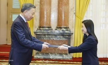 U.S. ambassador presents credentials, begins term in Vietnam