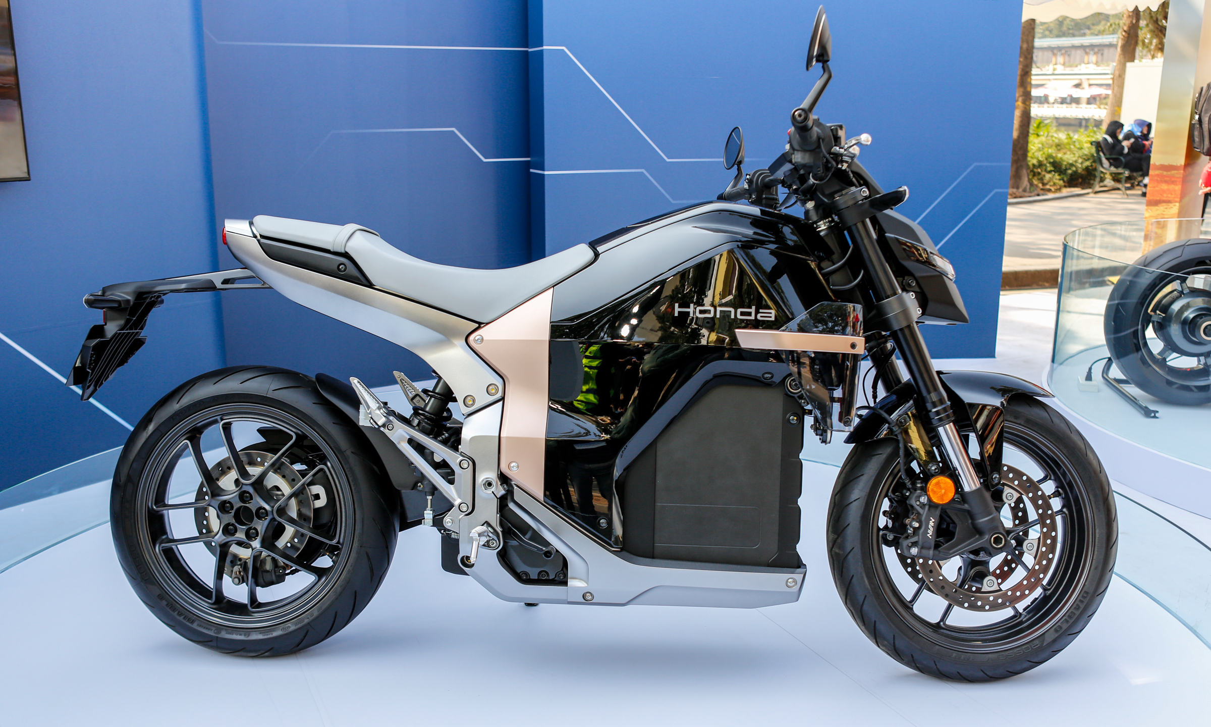 Honda WN7 - electric motorcycle challenges Harley-Davidson LiveWire