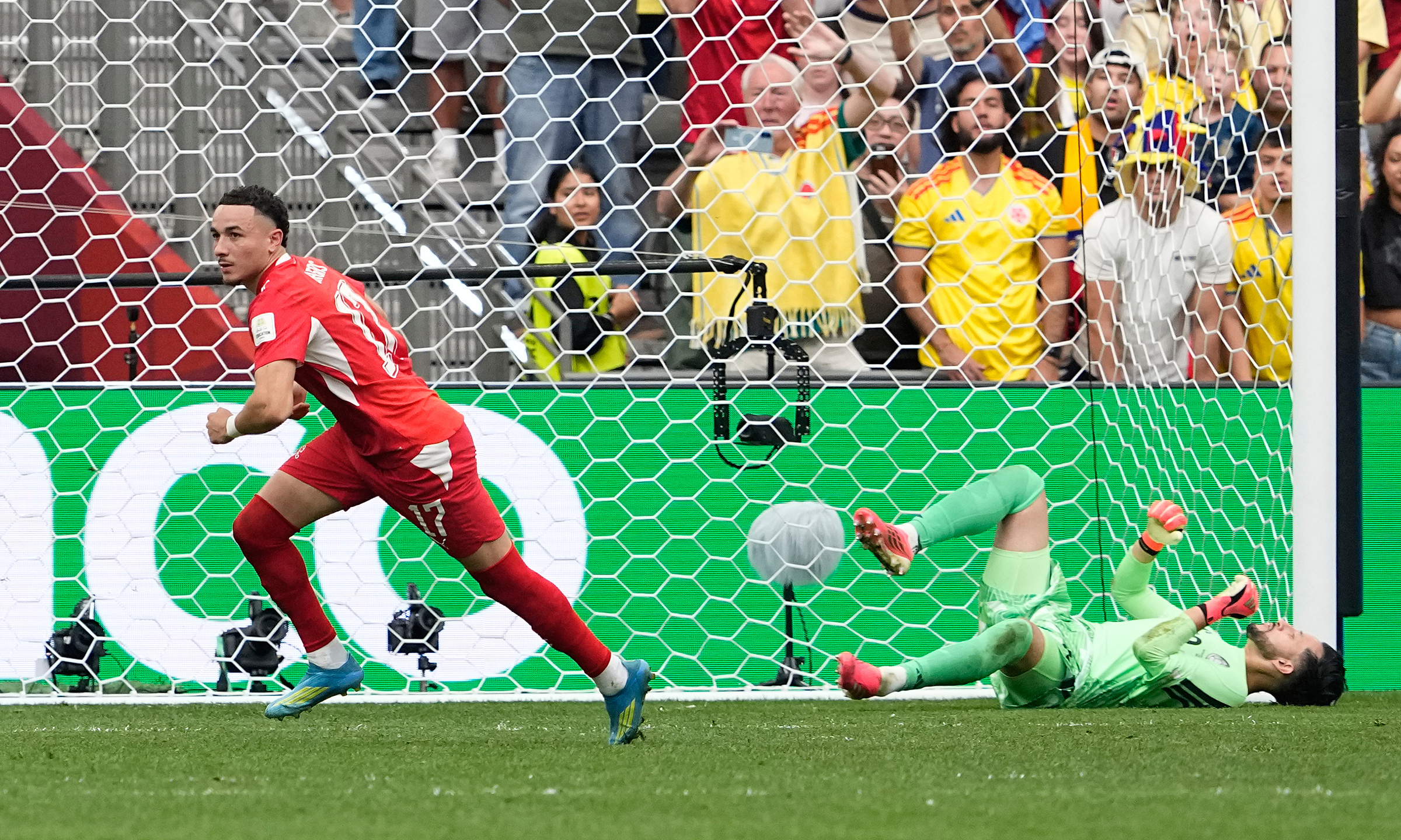 Switzerland defeats Colombia, advances to World Cup quarterfinals after 72 years
