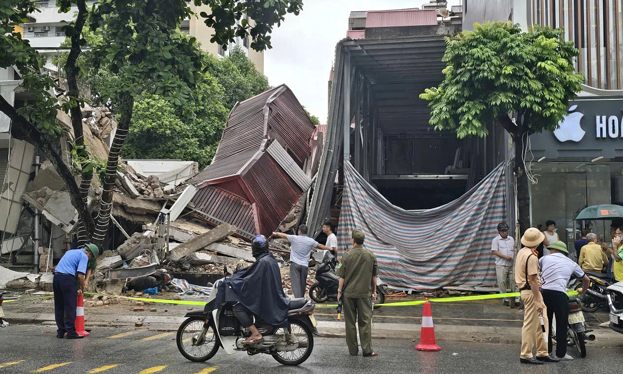 Two-story house collapses in Bac Ninh