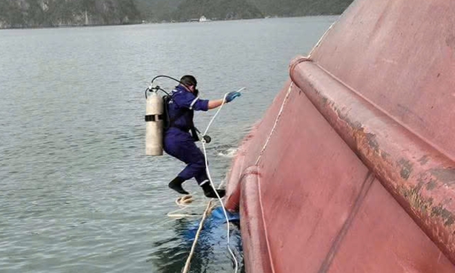 Body found in capsized cargo ship in Van Don