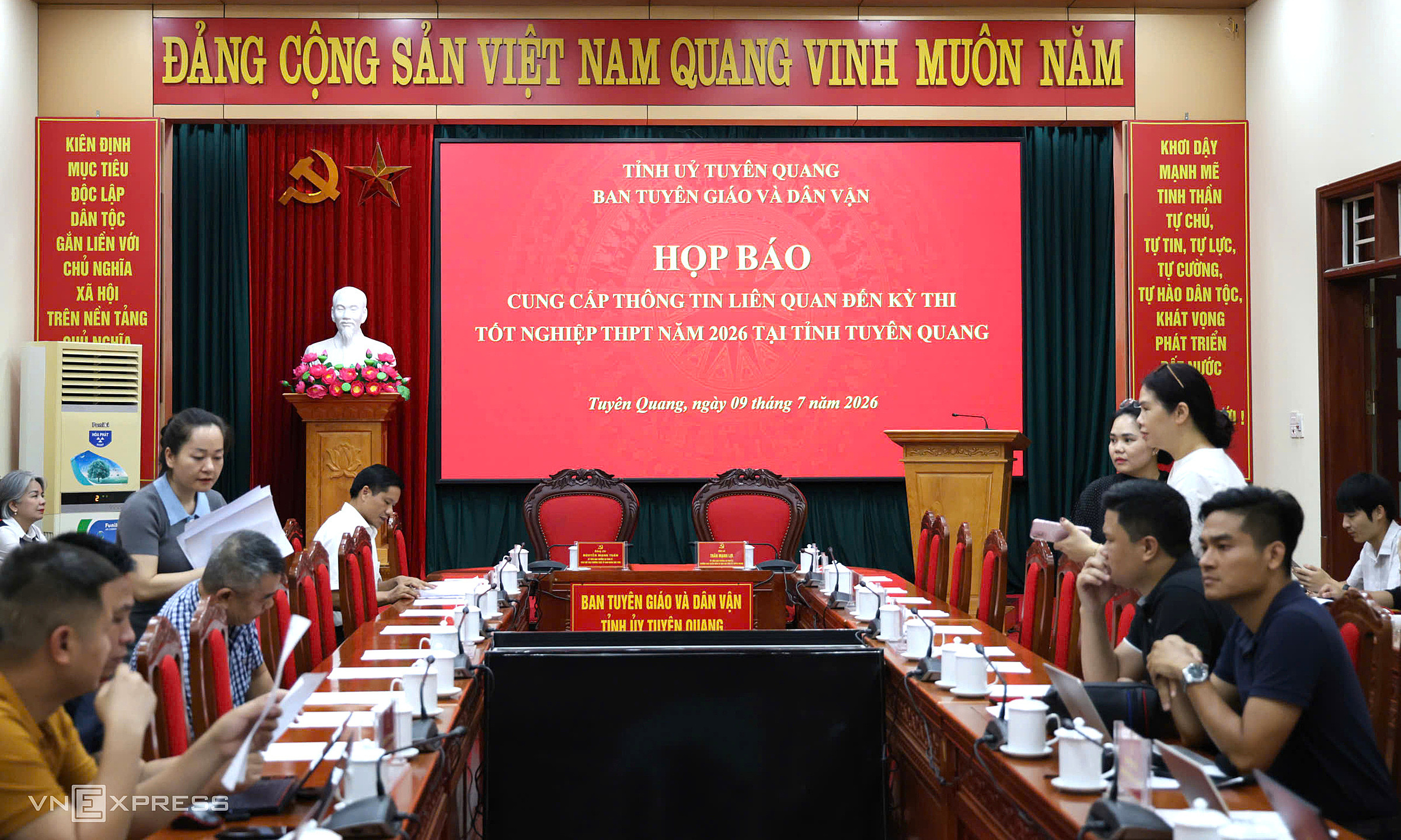 Tuyen Quang to hold press conference on unusual math scores incident