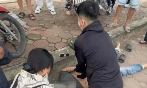 Medical student performs chest compressions to save unconscious man by the roadside